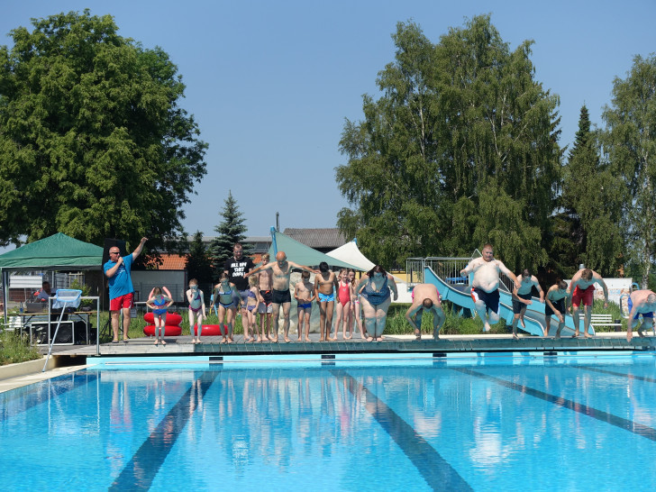 Strahlender Sonnenschein lockte 300 Besucher zur Eröffnung des Grasleber Freibades. Foto: Samtgemeinde Grasleben