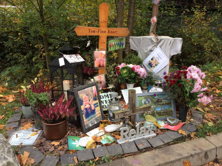 Die Erinnerungsstätte für Tom-Finn wurde diese Woche verwüstet. Bestürzung und Empörung sind groß. Foto: Werner Heise