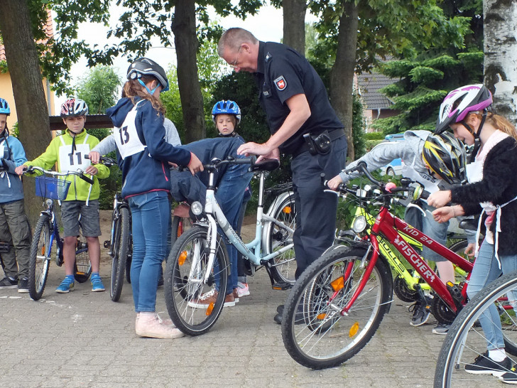 Bevor die Schulkinder an den Start des ADAC Fahrradturniers gehen werden die Räder geprüft. Foto: Kreisverkehrswacht Helmstedt