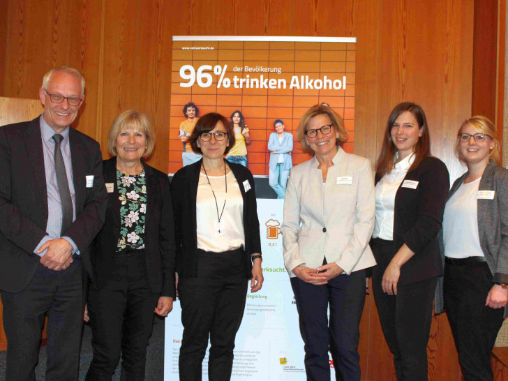  Dr. med Jürgen Seifert (Ärztlicher Direktor der Lukas-Werk Gesundheitsdienste), Petra Sarstedt-Hülsmann (Geschäftsführerin Lukas-Werk Gesundheitsdienste), Dr. Christine Arbogast (Sozialdezernentin der Stadt Braunschweig), Angelika Kahl (Einrichtungsleitung Lukas-Werk Fachambulanz und Tagesklinik Braunschweig), Kelly Kollmorgen (Projektleiterin Netzwerk Sucht/Lukas-Werk), Jana Hackmann (Case-Managerin Netzwerk Sucht/Lukas-Werk) (v. li.). Foto: Evangelische Stiftung Neuerkerode
