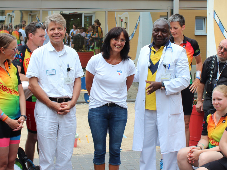 Prof. Gernot Sinnecker (Chefarzt der Kinderklinik), Gudrun Albertz (1. Vorsitzende des Heidi Fördervereins e.V.) und Dr. Sally Mukodzi (Oberarzt der Kinderklinik) begrüßen die Radfahrer in der Villa Bunterkund. Foto: Klinikum Wolfsburg