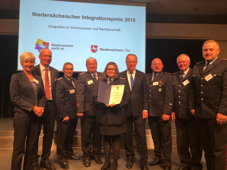 Die Feuerwehr Heiningen präsentiert stolz ihren Preis. Foto: Samtgemeinde Oderwald