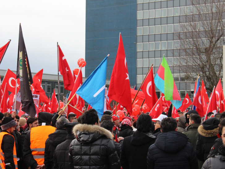 Ein rotes Fahnenmeer vor dem Lebenstedter Rathaus. Rund 2.000 Menschen sind den Aufruf Kaplans gefolgt. Foto: Eva Sorembik