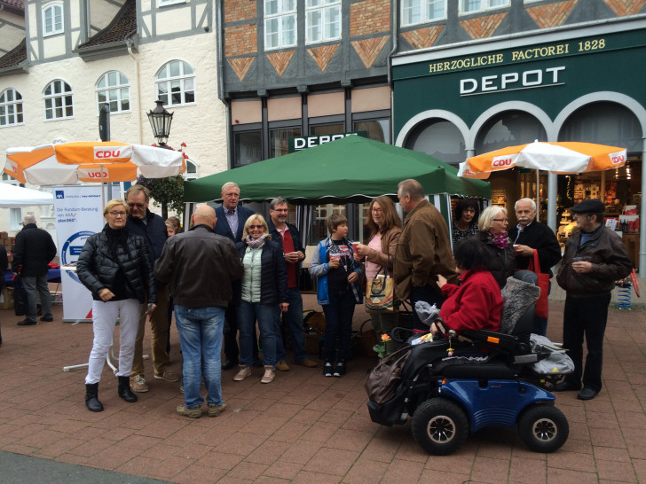 Frank Oesterhelweg bedankte sich am Samstag in der Wolfenbütteler Innenstadt bei seinen Unterstützern. Foto: CDU