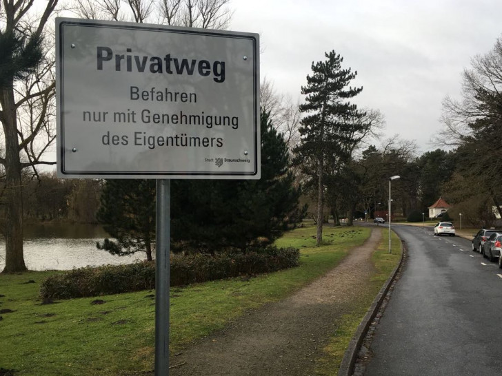 Ein neues Schild weist im Friedrich-Kreiß-Weg darauf hin, dass es sich um einen Privatweg handelt. Fotos: Alexander Dontscheff
