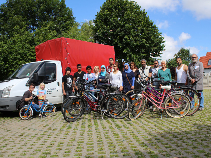 Die ehrenamtlichen Fahrradwerkstatt-Mitarbeiter übergaben Fahrräder an 14 Neu-Bürger der Samtgemeinde Oderwald. Foto: DRK