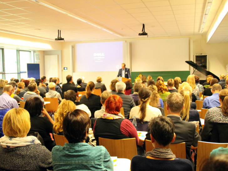 Prof. Dr. Gert Bikker, Vizepräsident der Ostfalia, begrüßt 200 Teilnehmer zur Fachtagung in Wolfenbüttel. Foto: Privat