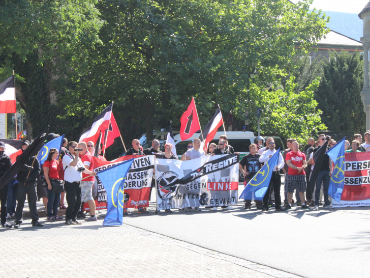 80 Anhänger der Kleinpartei "Die Rechte" versammelten sich im August 2015 in der Rosentorstraße, die Gegenvernanstaltung zählte 1.000 Teilnehmer. Foto: Anke Donner