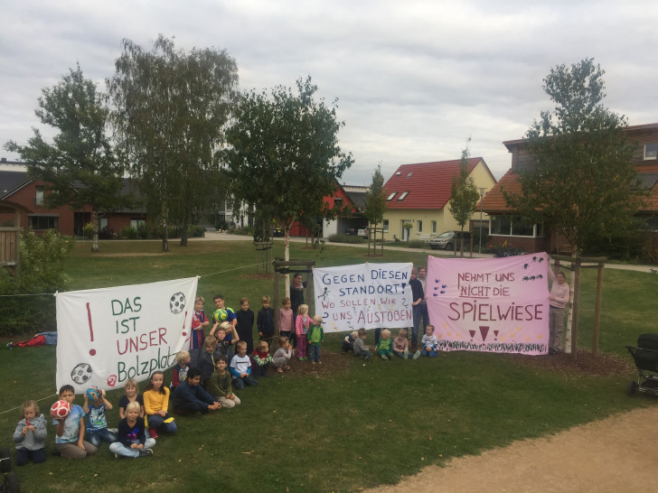Die Kinder protestieren gegen die Planungen, Foto: Rosenbaum