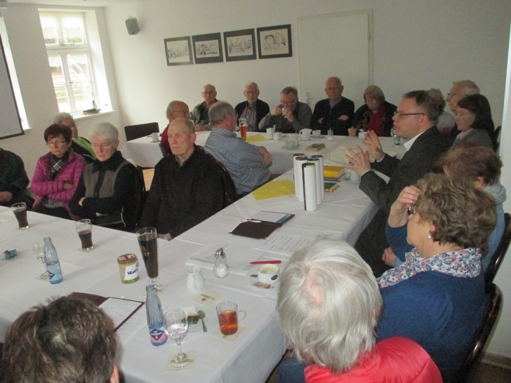 Janis Berzins (mitte rechts), Islambeauftragter der Landeskirche, informiert 
die CDU-Senioren.  Davor die fünf Säulen, die Aufforderung zum Handeln. Foto: Privat
