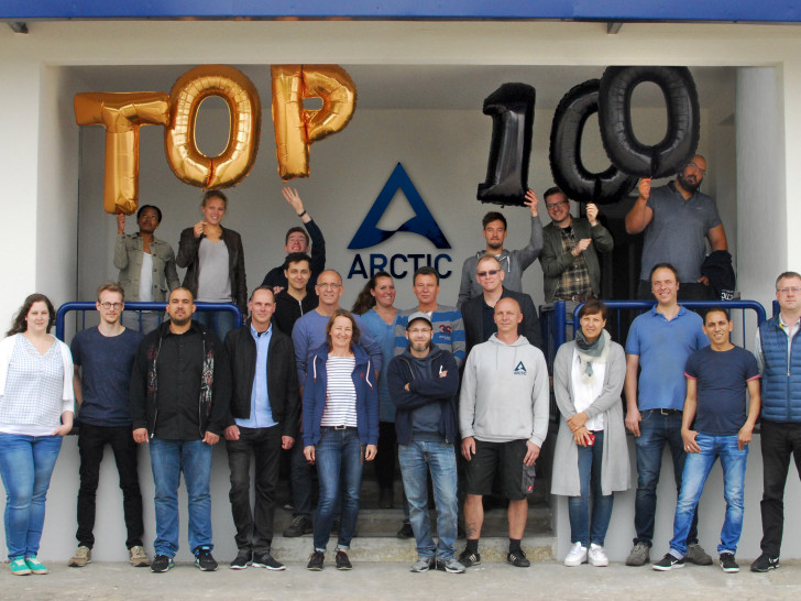 Die Belegschaft der ARCTIC GmbH freut sich über die Auszeichnung mit dem TOP-100-Siegel. Foto: ARCTIC GmbH