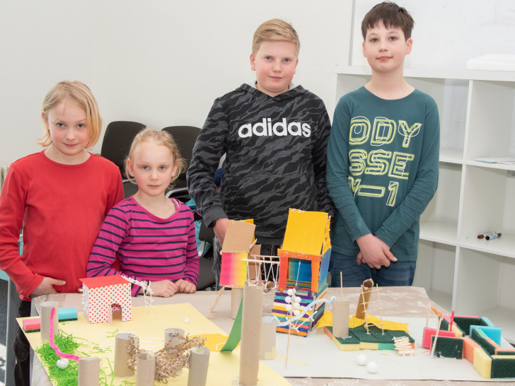 Die zehnjährige Selina, die siebenjährige Elize, der elfjährige Julian und der elfjährige Theo mit ihren gebastelten Spielplatz-Modellen (v. li.). Foto: Tanja Bischoff