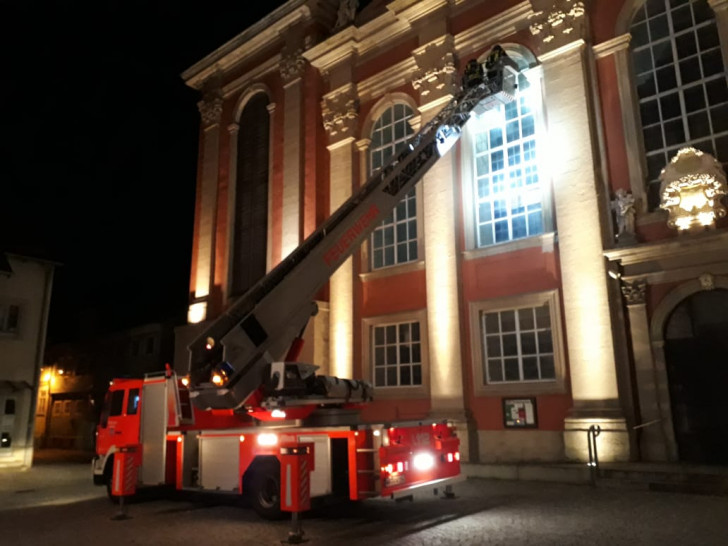 Mit Hilfe der Drehleiter erreichten die Feuerwehrleute die Taube. Foto: Stadtfeuerwehr Wolfenbüttel