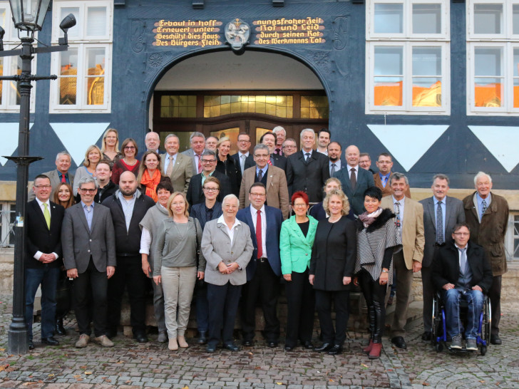 Vor Sitzungsbeginn kam der neue Rat der Stadt Wolfenbüttel für ein Gruppenfoto zusammen. Es fehlen Reiner Strobach (Grüne) sowie Maximilian Pink und Holger Bormann (beide CDU) Fotos/Grafik: Werner Heise