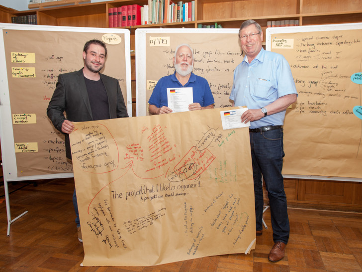 Stadtjugendpfleger Martin Sänger, Kopf der Delegation aus Raanana, Armir Bartov, und Erster Stadtrat Burkhard Siebert präsentieren die Ergebnisse aus dem Workshop des Fachkräfteprogramms. Foto: Alec Pein