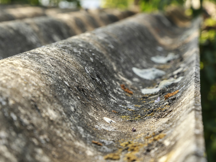 Als Welldach ist Asbest sofort erkennbar. Oft versteckt es sich aber in Fugen oder unter Böden. Die IG BAU will das gefährliche Material rasch aus dem Verkehr ziehen – per staatlicher Prämie. Foto: IG BAU