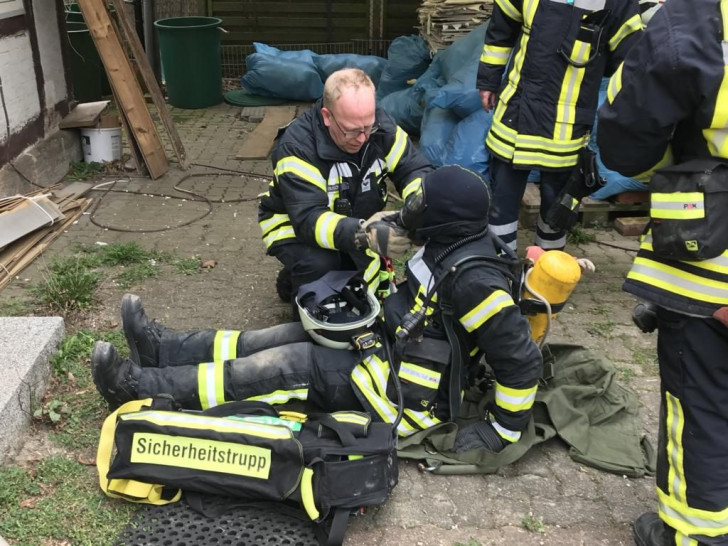 In der Übung musste ein Atemschutzgeräteträger gerettet werden. Fotos: Feuerwehr Baddeckenstedt
