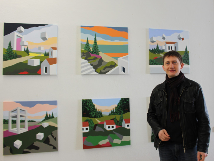 Kurator Dmitrij Schurbin freut sich auf viele Besucher bei der Kunstausstellung Artgeschoss in der Innenstadt von Salzgitter Bad. Foto: Frederick Becker