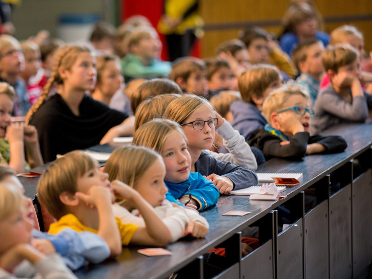 Die Kinder-Uni wird für Kinder im Alter von acht bis zwölf Jahren angeboten. Bildnachweis: Jonas Vogel/TU Braunschweig