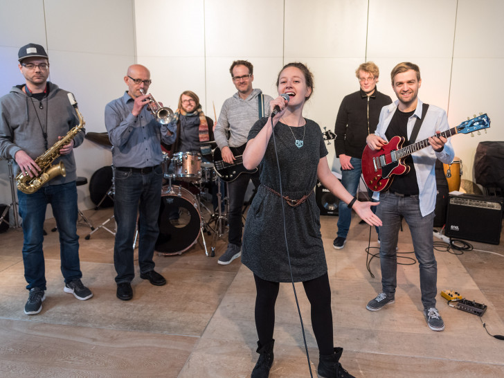 Die Lehrerband der Musikschule präsentierte Songs unter anderem von Adele und Amy Winehouse.
Foto: Helge Landmann