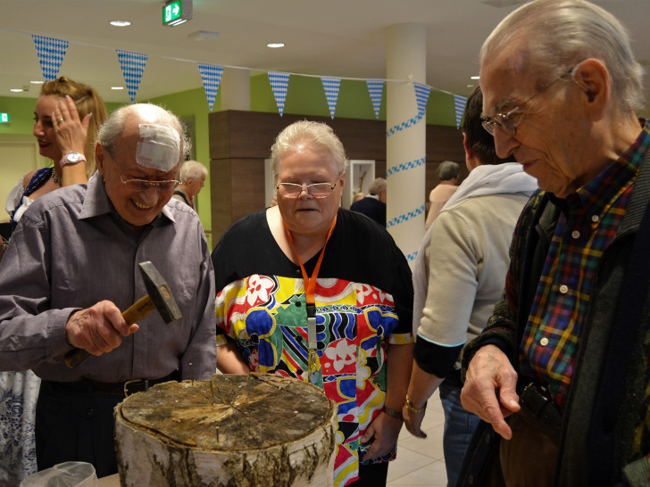 Das traditionelle "Nägel einschlagen" durfte natürlich nicht fehlen. Fotos: Alloheim Senioren-Residenz "Salzgitter"
