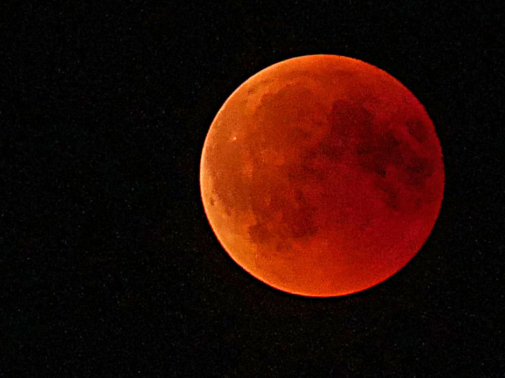 Der Mond zeigte sich am Freitagabend in einem satten Rot. Foto: Alexander Panknin