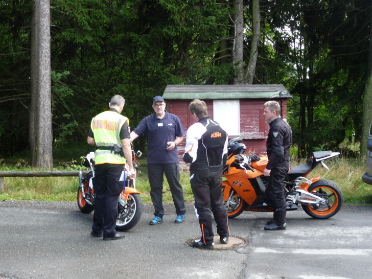 Goslar. Bei herbstlichem, zumeist trockenem Wetter führte die Polizeiinspektion Goslar mit Unterstützung des TÜV Nord  Motorradkontrolle durch. Polizeioberkommissar Schreck und Frank Eschmann vom TüV-Nord im Gespräch mit kontrollierten Motorradfahrern. Foto: Polizei