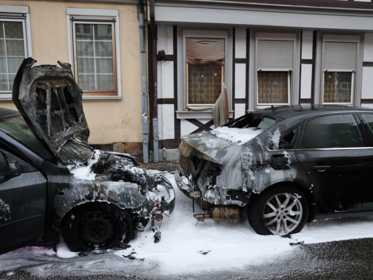 Der Fahrer war noch auf den Parkstreifen gefahren. Hier ging der Motorraum in Flammen auf. Fotos: Rudolf Karliczek