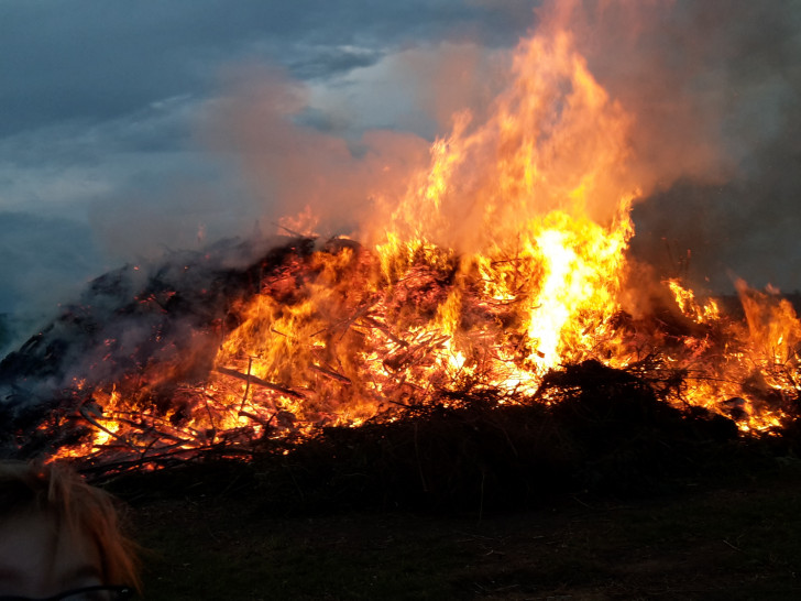 Das Osterfeuer kurz nach dem Anzünden. Foto: FFW Dettum
