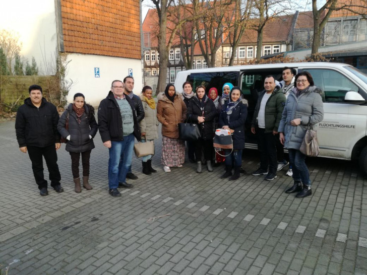Sprachschülerinnen und Sprachschüler aus Baddeckenstedt vor der Fahrt zu ihrer Prüfung in Wolfenbüttel. Foto: DRK