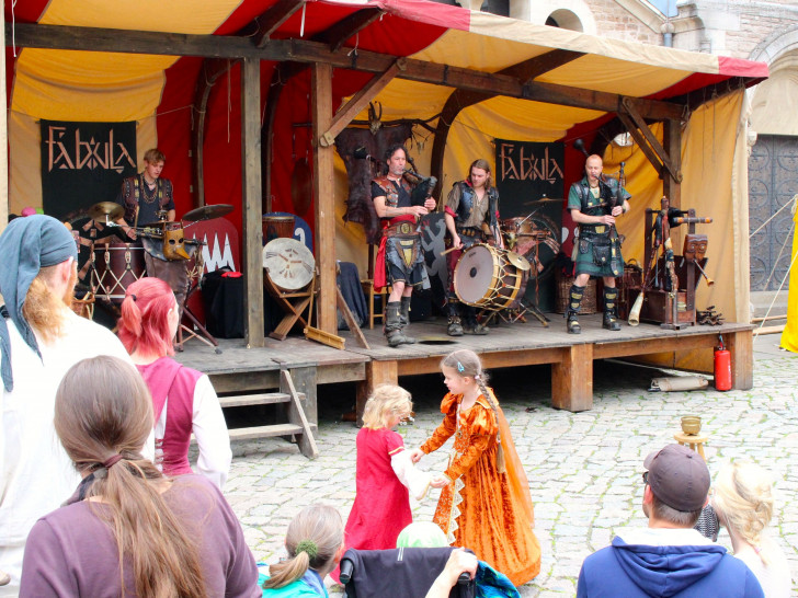 Goslar. Am letzten Septemberwochenende wird es wieder mittelalterlich in der Kaiserstadt, denn auf dem Marktplatz und dem Schuhhof wird der traditionelle Kaisermarkt abgehalten. Neben einem abwechslungsreichen kulturellen Programm mit Musik und zahlreichen Vorführungen für Jung und Alt tummeln sich Spielleute, Gaukler und Handwerker auf dem historischen Kaisermarkt. 