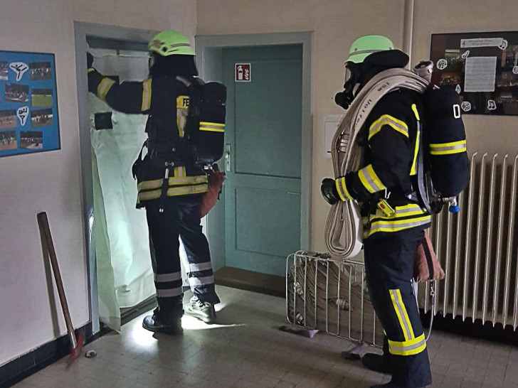 Die Einsatzkräfte versuchen, zwei Frauen aus der brennenden Schule zu retten. Foto: Feuerwehr Wolfenbüttel