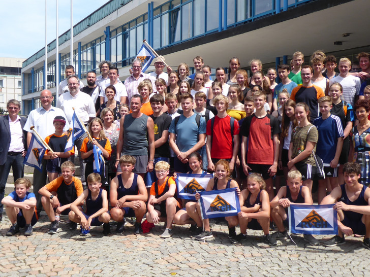 Die erschöpften, aber glücklichen Schüler nach dem Spendenmarathon. Foto: Stadt Wolfsburg