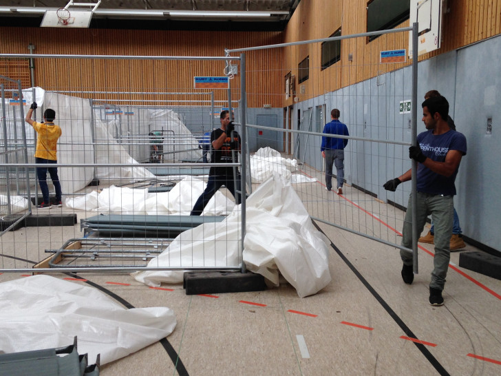 Die Bewohner helfen beim Rückbau der Turnhalle BBS II. Foto: Stadt Wolfsburg