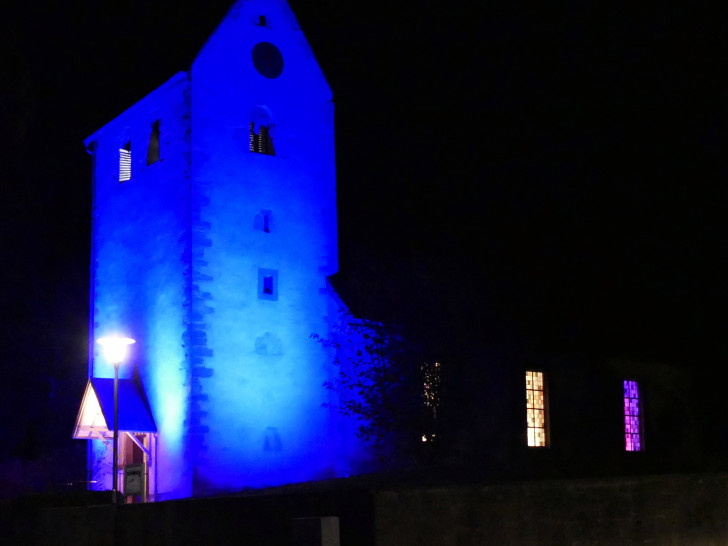 Die Kirche in Cremlingen wurde blau angestrahlt. Fotos: privat