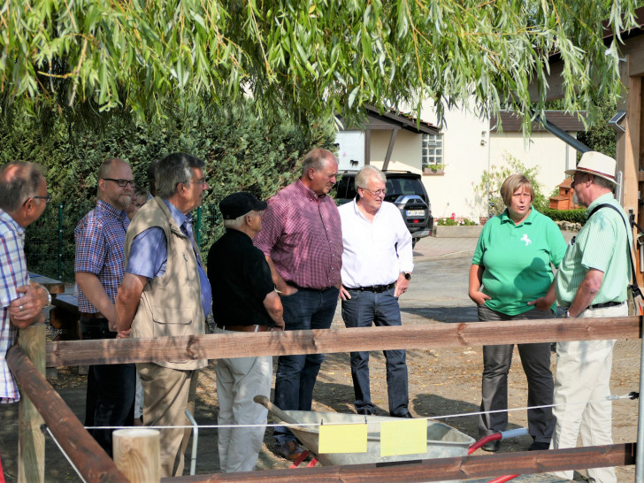 Die Besuchergruppe um Frank Oesterhelweg auf dem Pferdehof Köchy.

Bild: CDU Niedersachsen