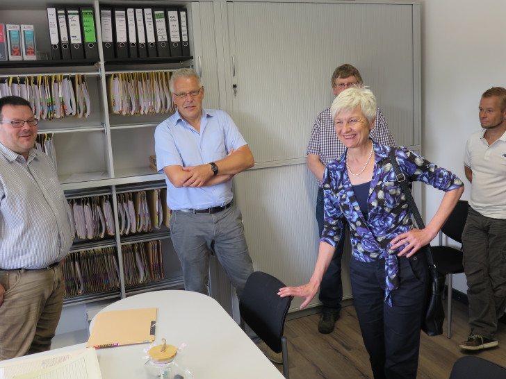 Landrätin Christiana Steinbrügge informierte sich in der neuen Außenstelle in der Langen Straße bei einem Rundgang durch die Büros bei den Mitarbeiterinnen und Mitarbeitern über die Arbeitssituation nach dem Umzug. Hier unterhält sich die Landrätin mit Mitarbeiter Carsten Kuhlmann (links) aus der Abteilung Asyl. Mit dabei: Rüdiger Lehmann als Leiter des Amtes für Ordnung und Verbraucherschutz,  Dietmar Horstmann (stellvertretender Leiter Amt für Arbeit und Soziales) und Olaf Glaeske (Stellvertretender Leiter der Abteilung für Ordnungswesen). Foto: Landkreis

