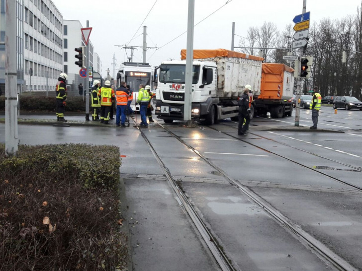 Auf der Hamburger Straße kam es zu einem Unfall zwischen einem LKW und einer Straßenbahn. Foto: Robert Braumann