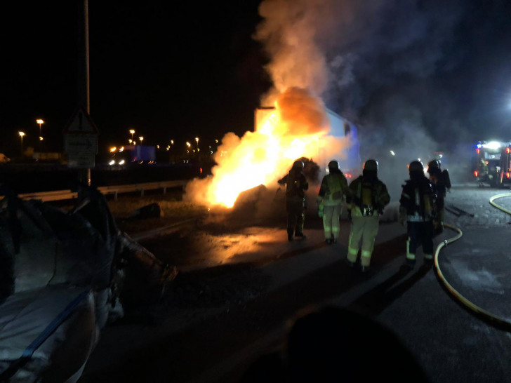 Auf einem Rastplatz an der A2 brennt ein LKW. Fotos: Feuerwehr Helmstedt