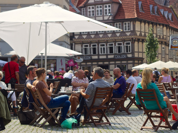 Ab dem 1. April startet die  Freiluftsaison in Braunschweig. Dann stehen wieder mehr als 10.000 Stühle in der Innenstadt für die Besucher bereit. Foto: Stadt Braunschweig/ JanBekurtz