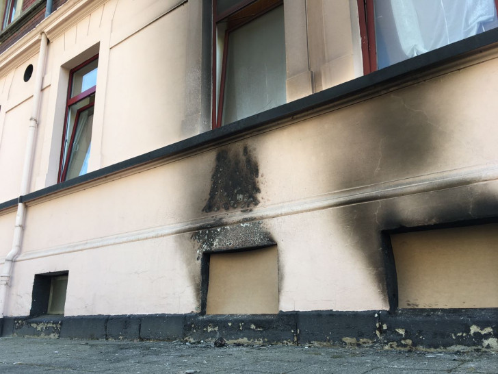 Auch an der Außenfassade sind die Folgen des Brandes deutlich zu sehen. Foto: aktuell24/BM