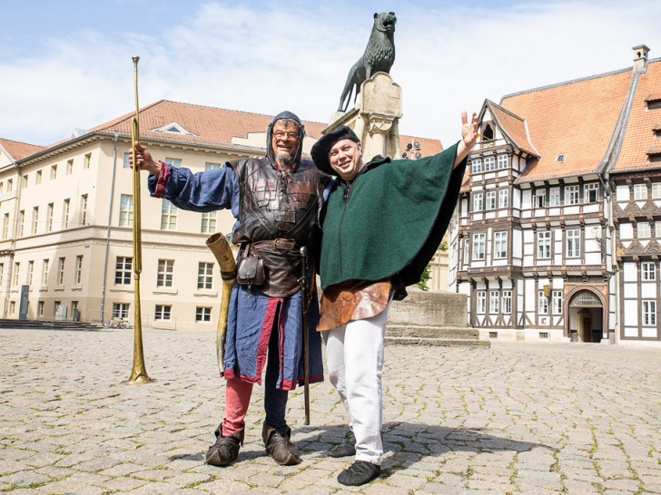 Daniel Diekmann (Geschäftsführer Mittelalter Marketing GmbH) und Wolfgang Struchtrup (Büttel Mollinarius) freuen sich auf den 33. Mittelaltermarkt am Pfingstwochenende auf dem Burgplatz. Foto: Braunschweig Stadtmarketing GmbH/Philipp Ziebart