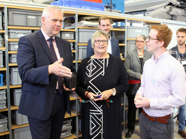 Beim Rundgang durch die Hochschule besuchten Wissenschaftsminister Björn Thümler und Ostfalia-Präsidentin Rosemarie Karger auch das FabLab. Dort stellte unter anderem Student Marvin Schieseck (vorne rechts) seine Arbeit mit Elektromotoren vor. Foto: Ostfalia Hochschule für angewandte Wissenschaften