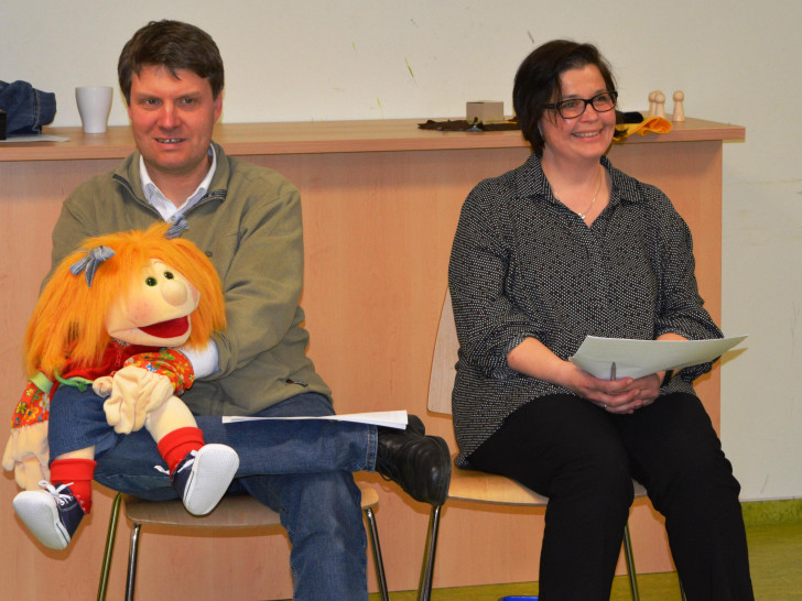 Daniel in der Löwengrube: Pastor Dr Sebastian Thier mit Puppe Lotta und Susanne Grobe hielten die Andacht. Foto: Kirchenkreis