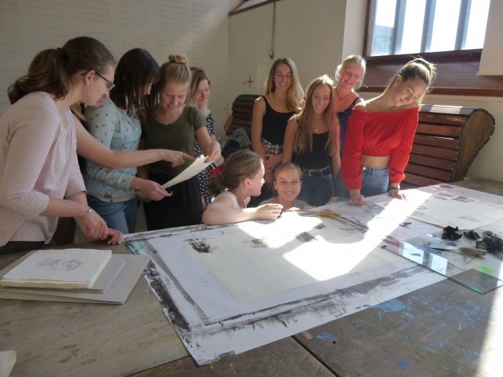 Schülerinnen des Theodor-Heuss-Gymnasiums drucken in den Kreativwerkstätten. Foto: Stadt Wolfsburg