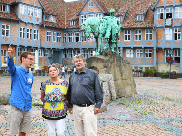 Stadtführer Sebastian Mönnich (l.) mit Michael Christiansen und dessen Frau auf dem Stadtmarkt Wolfenbüttel. Foto: Stadt Wolfenbüttel