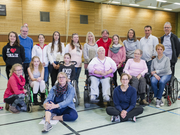 Zum Abschluss ihrer Ausbildung bekamen die neuen Übungsleiterinnen und Übungsleiter die Möglichkeit, Rollstuhltänzerinnen im BINAS-Workshop in Aktion zu sehen und sich mit den Teilnehmerinnen auszutauschen. Stehend von links: Michael Webel (Tanzsport-Trainer), Lisa Auras (BTSV), Uwe Peters (MSC i. PSV), Hannah Hufschmidt (Welfen SC), Nadine Birkows, Gabriela Hundertmarck (beide TSV Lamme), Daniela Bartels, Volker Thies (beide MTV), Lina Höpfner, Iris Homann (beide BTSV), Stefan Wilke (Sportkoordinator Stadt BS), Norbert Rüscher (Vizepräsident SSB), Otfried Morin (Projektleiter BINAS). Hockend links: Laura Wegmeyer (MTV). Vorn von links: Maike Klesen (Freie Turnerschaft), Cornelia Bothe (MTV). Foto: Ralf Kuckuck / DBS-Akademie