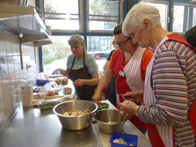 Die Senioren beim Kochen.
Foto: Seniorenbetreuung Schloß Schliestedt