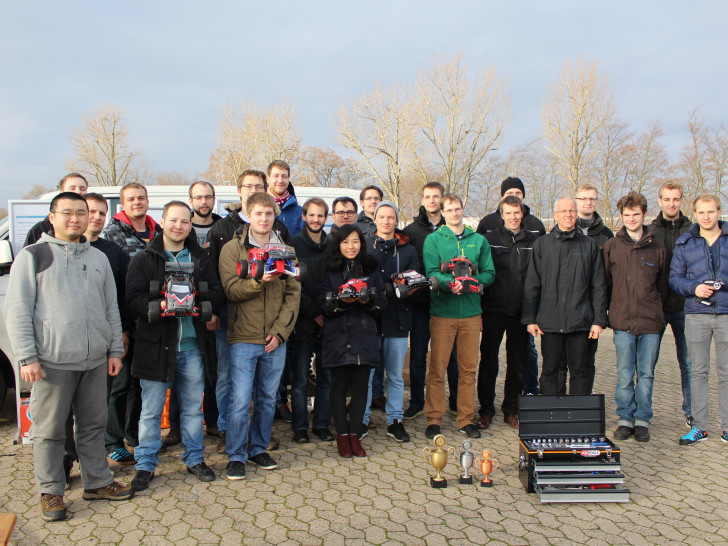 Die Masterstudenten sowie die Dozenten Professor Dr. Andreas Ligocki (vorne, sechster von rechts ) und Professor Dr. Ing. Sven Lippardt (vorne, fünfter von rechts) präsentieren die fünf ferngesteuerten Autos. Fotos: Max Förster