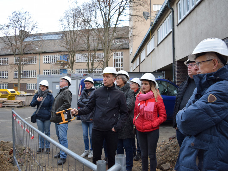 Artur Dorn vom GGM führt im Dezember 2018 die Mitglieder der Lenkungsgruppe über das Außengelände der ehemaligen Hauptschule Kaiserpfalz. Foto: Stadt Goslar